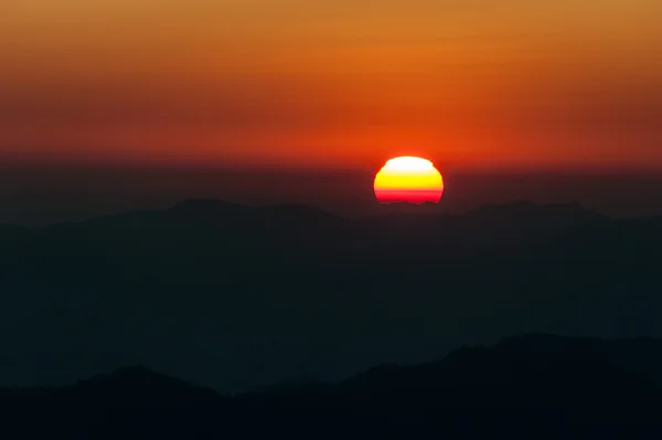 Salida del sol con montañas — Foto de Stock