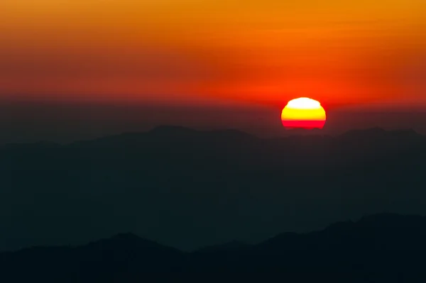 Amanecer con montañas, Tailandia — Foto de Stock