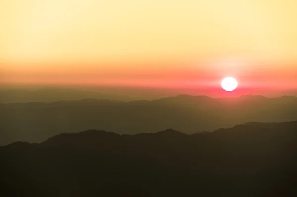 Amanecer con montañas, Tailandia —  Fotos de Stock