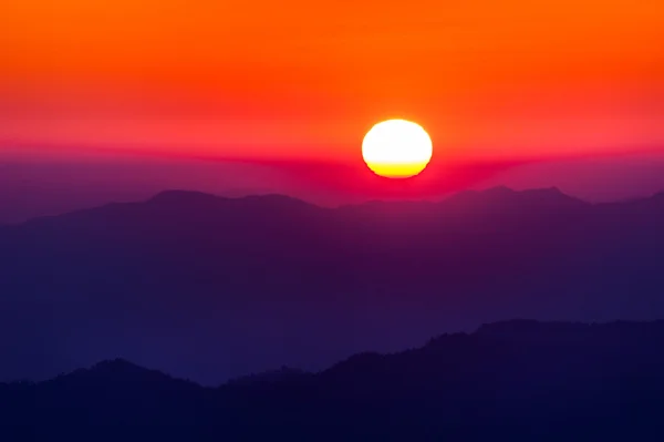 Lever de soleil avec montagnes, Thaïlande — Photo