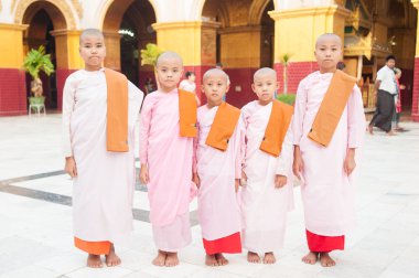 Bagan Mandalay Myanmar Mayıs 2013: Rahibeler Sulamani Tapınağı bagan Myanmar Mayıs 3:2013 içinde yürüyüş