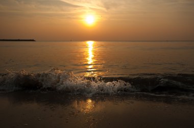 Gündoğumu ve deniz plaj 