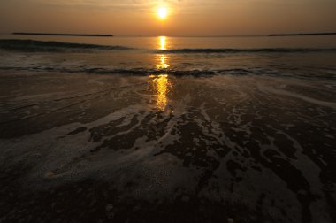 Gündoğumu ve deniz plaj 