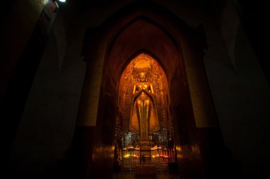 Bagan, Myanmar - Mat 4: Ey iman edenler tarafından 4 Mayıs 2013 Bagan, Myanmar üzerinde heykel goledn yapraklarda yapışmasını tarafından süslenmiş Ananda Tapınağı'nın Güney bakan kısmında Buda Kassapa ayakta.