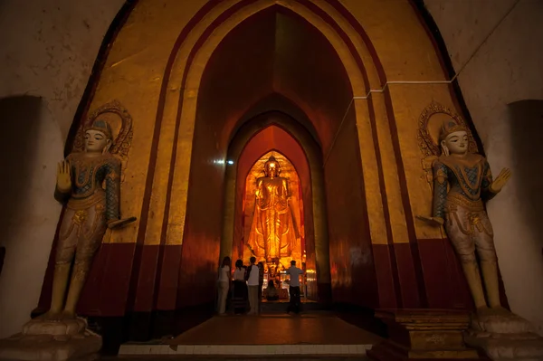 BAGAN, MYANMAR - MAT 4: De pie Buddha Kassapa en el sur frente a parte del templo de Ananda adornado por los creyentes al pegar hojas de oro en la estatua el 4 de mayo de 2013 en Bagan, Myanmar . — Foto de Stock