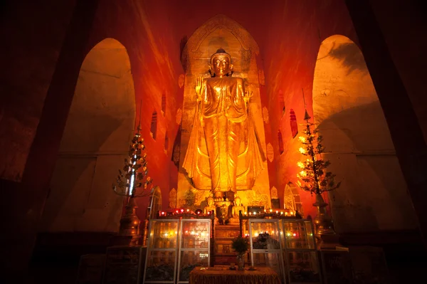 BAGAN, MYANMAR - MAT 4: De pie Buddha Kassapa en el sur frente a parte del templo de Ananda adornado por los creyentes al pegar hojas de oro en la estatua el 4 de mayo de 2013 en Bagan, Myanmar . — Foto de Stock