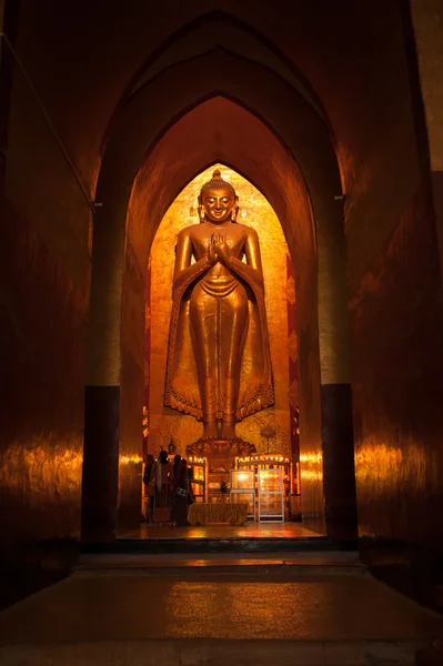 BAGAN, MYANMAR - MAT 4: De pie Buddha Kassapa en el sur frente a parte del templo de Ananda adornado por los creyentes al pegar hojas de oro en la estatua el 4 de mayo de 2013 en Bagan, Myanmar . — Foto de Stock