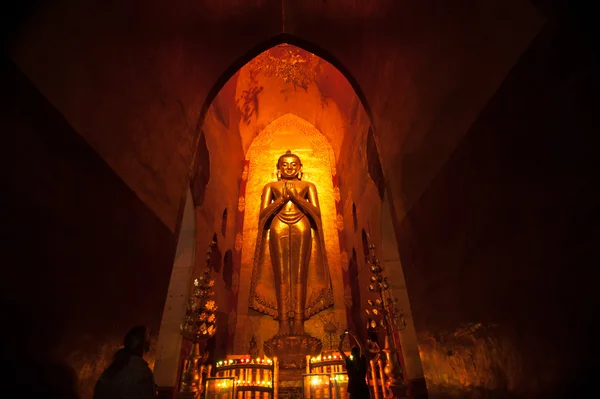 BAGAN, MYANMAR - MAT 4: De pie Buddha Kassapa en el sur frente a parte del templo de Ananda adornado por los creyentes al pegar hojas de oro en la estatua el 4 de mayo de 2013 en Bagan, Myanmar . — Foto de Stock