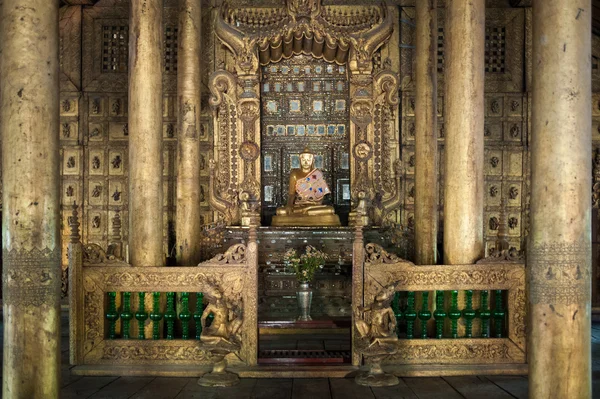 Antiguo monasterio de teca de Shwenandaw Kyaung en Mandalay, Myanmar — Foto de Stock