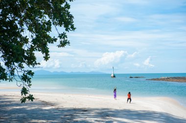 Deniz plaj mavi gökyüzü kum güneş gün ışığı gevşeme manzara, Tayland
