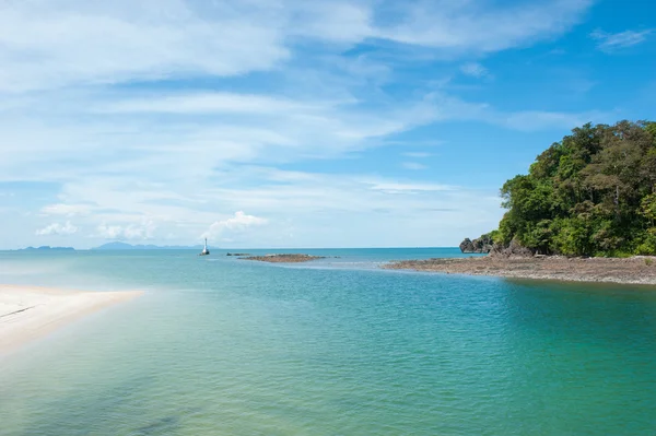 Mar playa cielo azul arena sol luz del día relajación paisaje, Tailandia — Foto de Stock