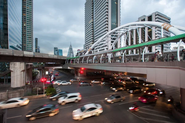 Time Laps Bangkok, Thaïlande : : Le trafic au crépuscule sur Sathon — Photo