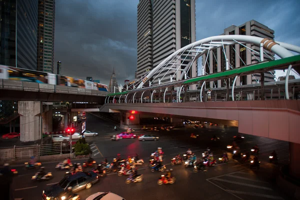 Time Laps Bangkok, Thaïlande : : Le trafic au crépuscule sur Sathon — Photo