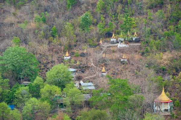 Las pagodas doradas están en Sagaing Hill, Myamar. Vista desde la cima de esta colina . — Foto de Stock