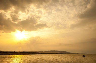 Nehirde güzel bir gün batımı