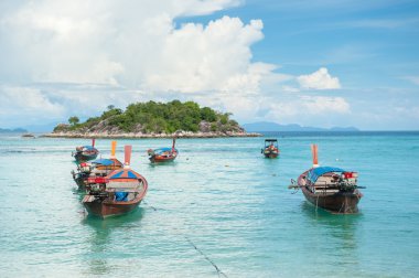 Gün doğumunda sahilde bir tekne