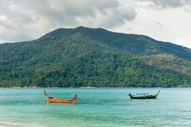 Gün doğumunda sahilde bir tekne
