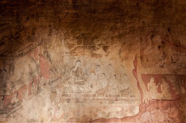 Bagan, Myanmar - 4 Mayıs: Buddha statue M üzerinde antik pagoda içinde
