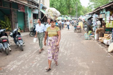 Mandalay, Myanmar - 5 Mayıs 2015. Alıcı onların malları seçin