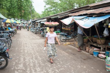 Mandalay, Myanmar - 5 Mayıs 2015. Alıcı onların malları seçin