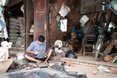 Mandalay, Myanmar - 5 Mayıs 2015. Alıcı onların malları seçin