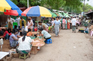 Mandalay, Myanmar - 5 Mayıs 2015. Alıcı onların malları seçin