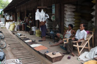 Mandalay, Myanmar - 5 Mayıs 2015. Alıcı onların malları seçin