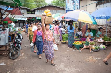 Mandalay, Myanmar - 5 Mayıs 2015. Alıcı onların malları seçin