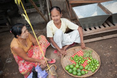 Mandalay, Myanmar - 5 Mayıs 2015. Alıcı onların malları seçin