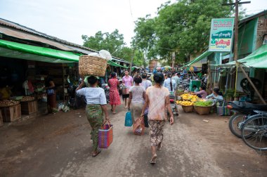 Mandalay, Myanmar - 5 Mayıs 2015. Alıcı onların malları seçin