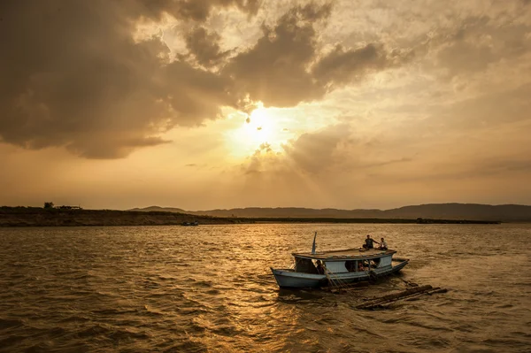 Belo pôr do sol no rio — Fotografia de Stock