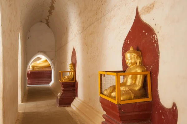 BAGAN, MYANMAR - 4 DE MAYO: Estatua de Buda dentro de la antigua pagoda en M — Foto de Stock