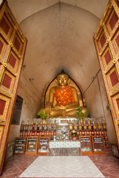 BAGAN, MYANMAR - 4 DE MAYO: Estatua de Buda dentro de la antigua pagoda en M — Foto de Stock