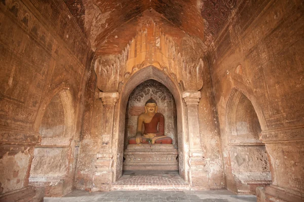 BAGAN, MYANMAR - 4 DE MAYO: Estatua de Buda dentro de la antigua pagoda en M — Foto de Stock