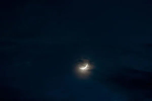 Cielo tempestoso scuro con luna — Foto Stock