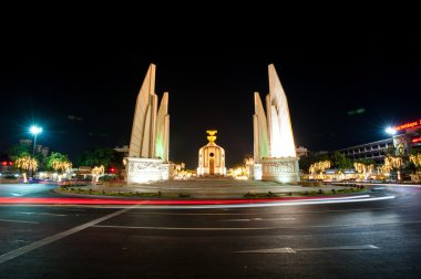 Demokrasi Anıtı gece, Bangkok - Tayland.