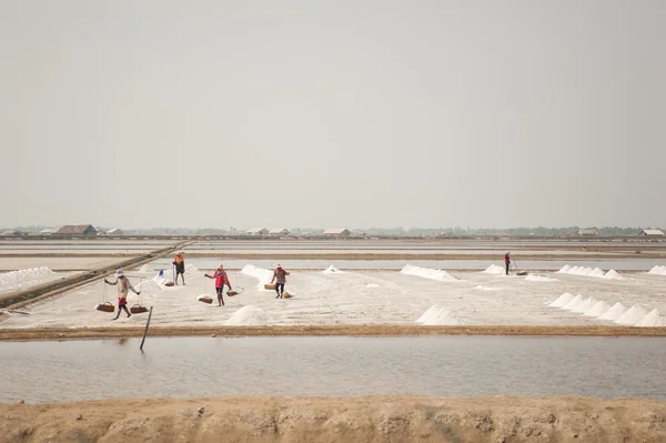 Agriculteur travaillant à Salt pile en Thaïlande — Photo