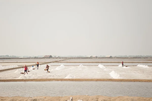 Agricoltore che lavora a Salt pile in Thailandia — Foto Stock