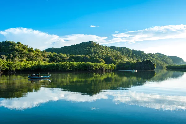 Barcos de pesca en el canal, Tailandia — Foto de Stock