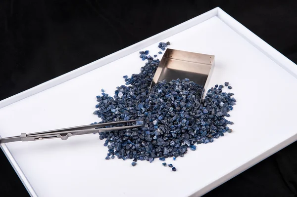 Ham, kaba ve saf mavi safir kristal.