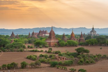 Pagoda manzara Bagan, Myanmar Akdağ