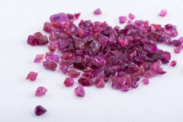 Kristal sapphire pink di latar belakang putih — Stok Foto