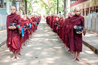 Mandalay, Myanmar-2 Mayıs: Genç tanımlanamayan Budist acemiler Maha Gandayon Kyaung 2 Mayıs 2013 tarihinde manastırda