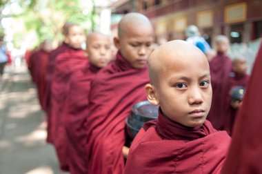Mandalay, Myanmar-2 Mayıs: Genç tanımlanamayan Budist acemiler Maha Gandayon Kyaung 2 Mayıs 2013 tarihinde manastırda