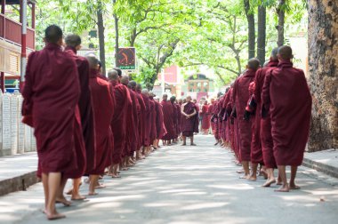 Mandalay, Myanmar-2 Mayıs: Genç tanımlanamayan Budist acemiler Maha Gandayon Kyaung 2 Mayıs 2013 tarihinde manastırda
