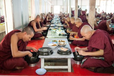 Mandalay, Myanmar-2 Mayıs: Genç tanımlanamayan Budist acemiler Maha Gandayon Kyaung 2 Mayıs 2013 tarihinde manastırda