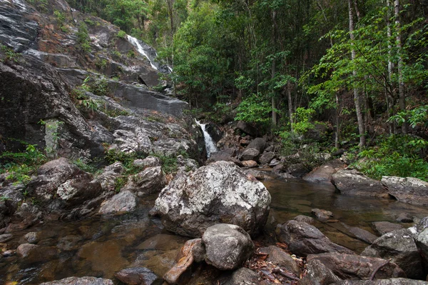 Cascada en el parque nacional tailandés — Foto de Stock