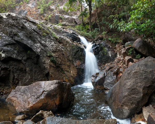 Cascada en el parque nacional tailandés —  Fotos de Stock