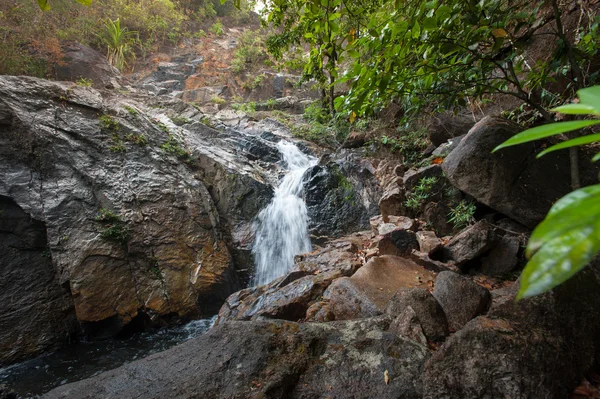 Cascada en el parque nacional tailandés — Foto de Stock