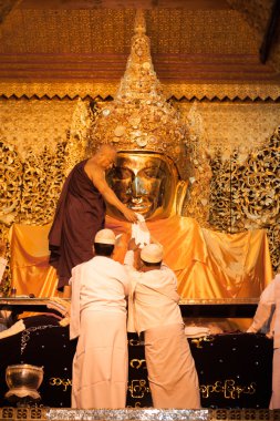 Mandalay-Mayıs 3:Burmese kadın dua sırasında yüz yıkama için üstünde Mikail Buda ayini Mikail Tapınağı-Mandalay Myanmar.In bu tapınak kadınlar Mikail Buda yakın almak için izin verilmez, 3,2013 olabilir.